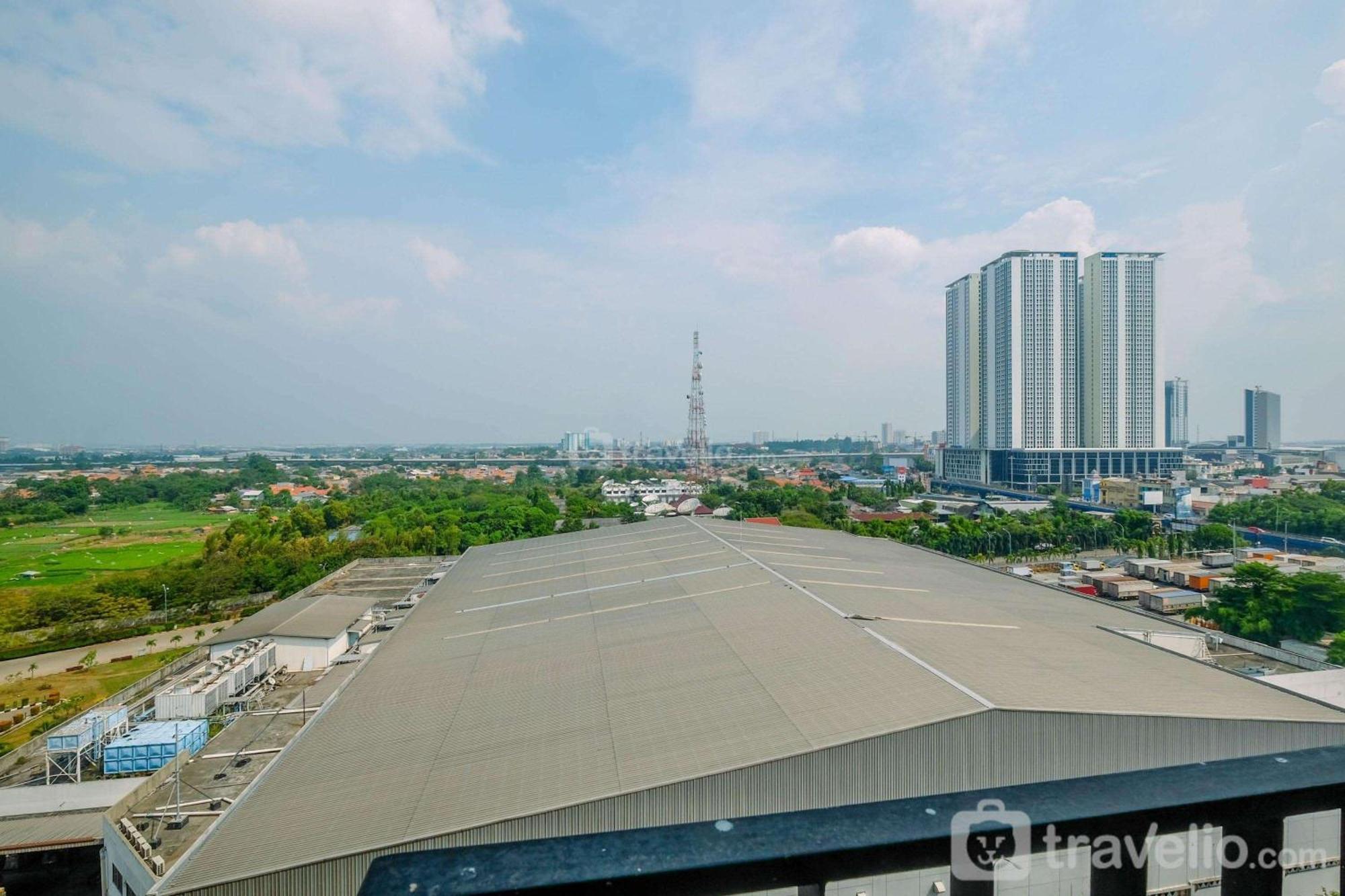 Apartemen Modern Style At Azalea With View By Travelio