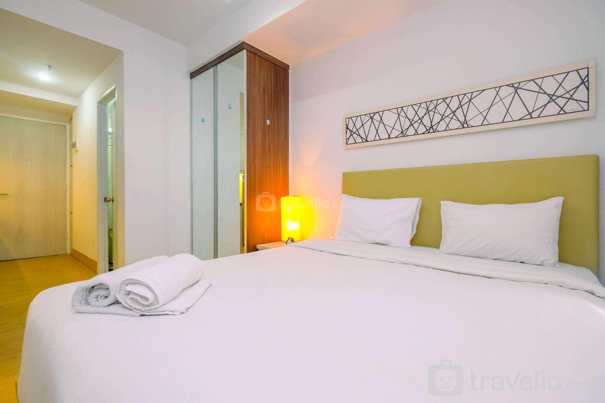 Modern Style At Azalea With View By Travelio Apartemen Bekasi