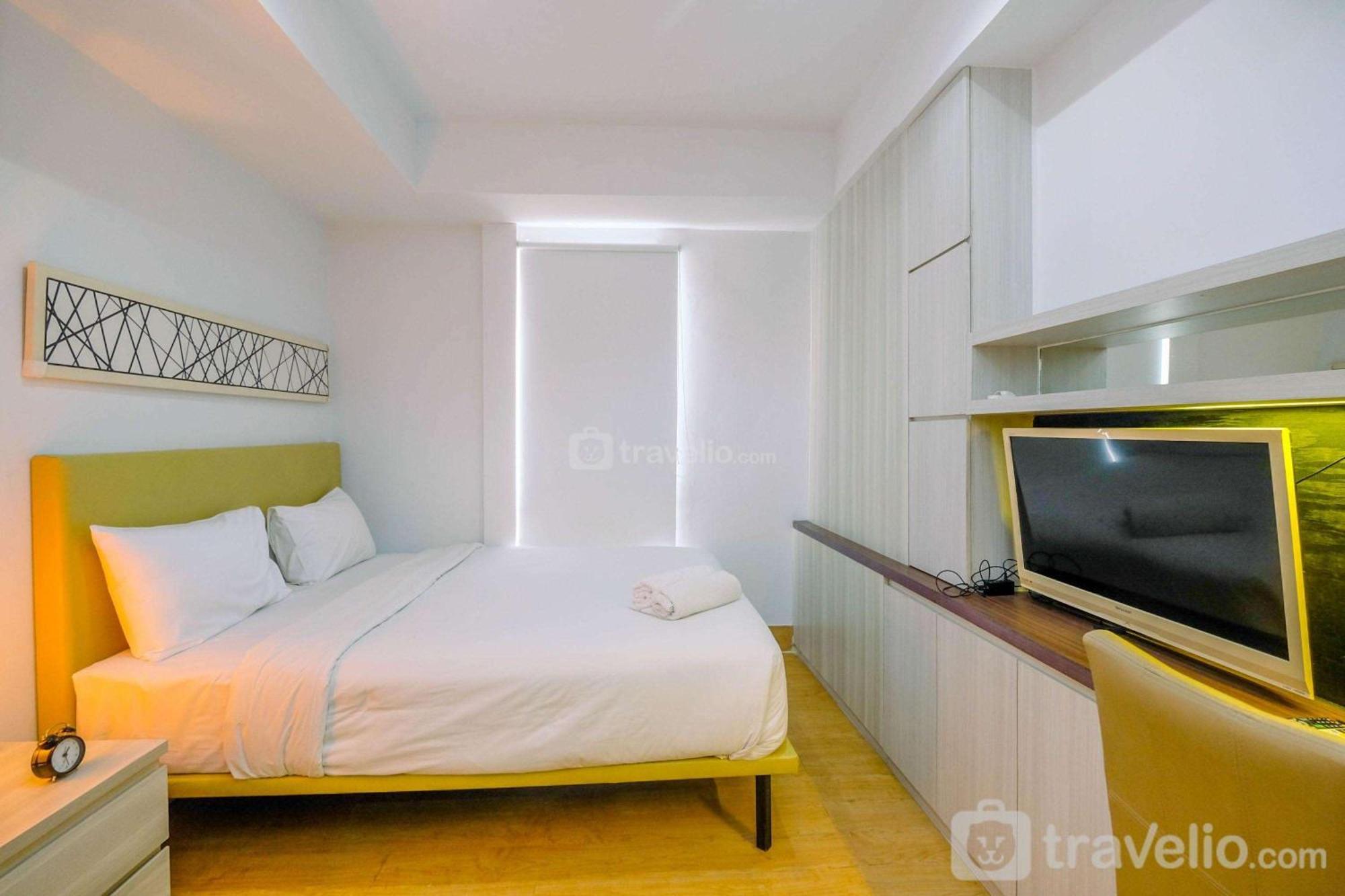 Modern Style At Azalea With View By Travelio Apartemen Bekasi